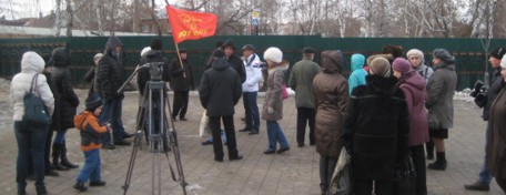 Участники схода граждан против строительства церкви в сквере Комсомольский города Тюмени