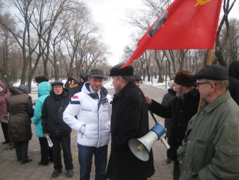 Участники схода граждан против строительства церкви в сквере Комсомольский города Тюмени