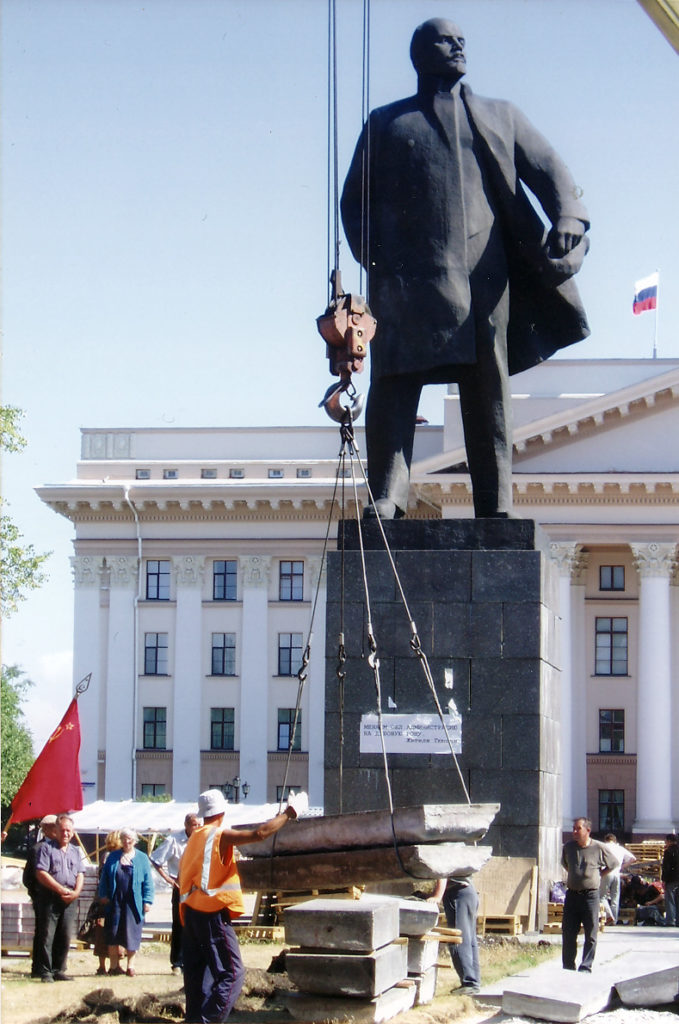 Защита коммунистами РКРП памятника В.И. Ленину от переноса в Тюмени в 2004 году.