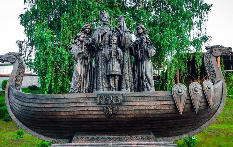 Памятник гражданину Романому и его семье в Тюмени